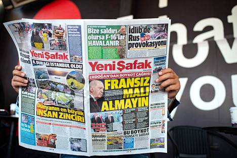 Turkin hallintoa tukeva sanomalehti Yeni Şafak otsikoi maanantaina etusivunsa presidentti Erdoğanin vaatimuksella ranskalaistuotteiden boikotoinnista.