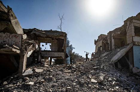 Sortuneita rakennuksia Syyrian Raqqassa helmikuussa 2021.