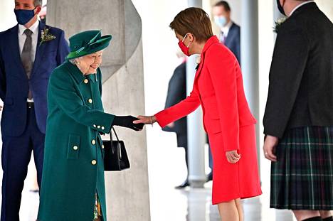 Kuningatar Elisabet kätteli Skotlannin pääministeri Nicola Sturgeonia lokakuussa 2021 – tietenkin käsineet kädessä. 