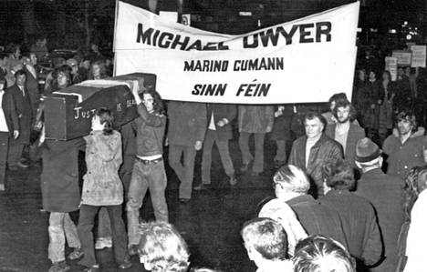 IRA:n kannattajat osoittivat Dublinissa mieltään Sean MacStiofainin pidätystä vastaan mm. kantamalla ruumisarkkua, jonka kyljessä on teksti ”Oikeus on kuollut”.