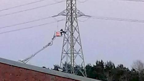 Pelastustehtävät | Aikuinen mies kiipesi suurjännitejohdon pylvääseen Helsingin Mustikkamaalla lauantaina, pelastusoperaatio kesti lähes kaksi tuntia