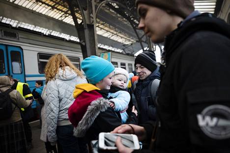 Ukrainalaisia pakolaisia Lvivin rautatieasemalla 7. maaliskuuta. Torstaihin mennessä jo noin 12 000 Ukrainan kansalaista oli hakenut kansainvälistä suojelua Suomesta.