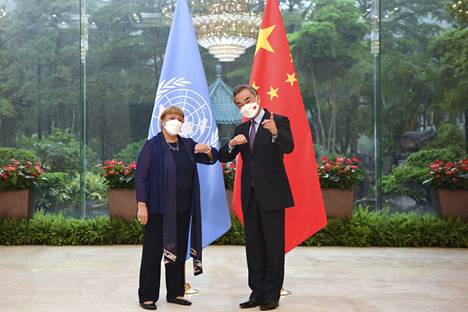 YK:n ihmisoikeusvaltuutettu Michelle Bachelet tapasi Kiinan ulkoministerin Wang Yin Guangzhoussa toukokuussa.