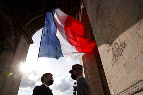 Ranskan presidentti Emmanuel Macron puhui armeijan komentaja François Lecointren kanssa toisen maailmansodan päättymistä juhlistavassa tilaisuudessa Pariisissa 8. toukokuuta.