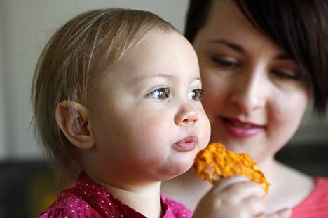 Kun vauva haluaa syödä itse, äiti keksii reseptejä päivälevolla – vinkit  lasten sormiruokailuun - Ruoka 