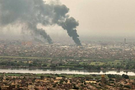 Sudanin pääkaupungin Khartumin yllä nousi savua perjantaina.