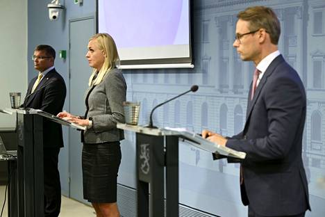 Director of the Customs Control Department Sami Rakshit (left), Minister of Foreign Affairs Elina Valtonen and Head of the International Law Unit of the Ministry of Foreign Affairs Juha Rainne at Friday's press conference. 