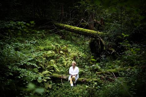 Ympäristötuottaja Piia Elonen katselee korkeita kuusia lähimetsässään. Hän haluaa tehdä juttuja myös suomalaisten omasta luontosuhteesta, retkeilystä ja elämyksistä. 