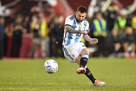 Lionel Messi laukoi loppulukemat vapaapotkusta.