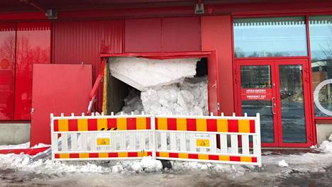 HS Helsinki | Kauppakeskus Eastonin katolla touhuaa kauhakuormaaja, joka työntää lunta syvään kuiluun – Katutasolla näyttää kuin katto olisi romahtanut
