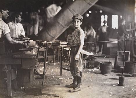 Yhdysvalloissa oli vuonna 1911 yli kaksi miljoonaa alle 16-vuotiasta lapsityöläistä, joista monet työskentelivät kaksitoista tuntia päivässä, kuusi päivää viikossa. Lasitehtaassa työskennellyt poika on kuvattu Virginian Alexandriassa vuonna 1911.