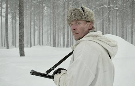 Näyttelijä Eero Aho on Aku Louhimiehen ohjaaman Tuntemattoman karjalaistaustainen Antti Rokka.