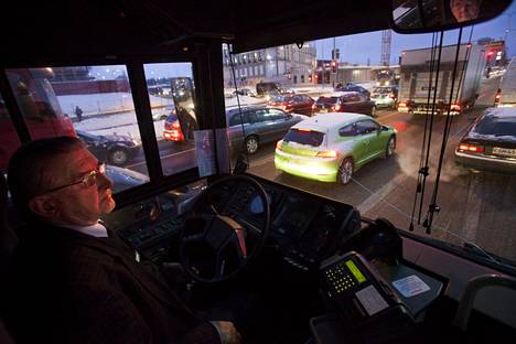 Tiemaksujen on laskettu nopeuttavan bussiliikennettä. Matka Klaukkalasta Helsingin keskustaan nopeutuisi jopa neljällä minuutilla.