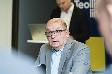 Riku Aalto kommentoi työmarkkinatilannetta Teollisuusliiton tiloissa Hakaniemessä keskiviikkona.