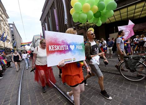 Keskustanuorten ryhmää sukupuoli- ja seksuaalivähemmistöjen puolesta marssivassa Pride-kulkueessa Aleksilla Helsingissä heinäkuussa 2022.