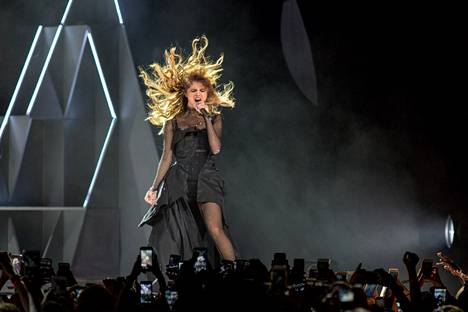 Selena Gomez lavalla Revival-maailmankiertueen konsertissa Chicagossa kesällä 2016.
