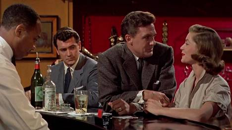 Kunnon kasvattiveli (Rock Hudson) joutuu seuraamaan vierestä, kun alkoholisoitunut playboy (Robert Stack) kiilaa vokottelemaan newyorkilaista sihteeriä (Lauren Bacall). Baarimikkona Carl Christian.