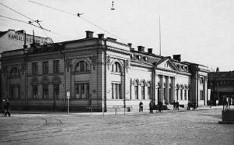 Vanha, nyt jo purettu postitalo sijaitsi Eerikinkadun ja Aurakadun kulmauksessa Turun kauppatorin nurkalla.