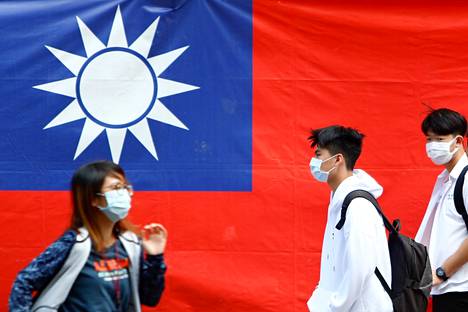 Ihmisiä kulki Taiwanin lipun ohi pääkaupunki Taipeissa. 