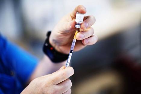 Jätkäsaaren rokotuspisteessä annettiin keskiviikkona 14. huhtikuuta Pfizerin rokotetta.