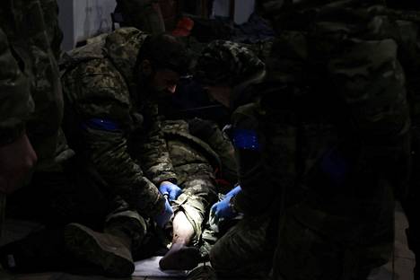 Ensihoitajat hoitivat ukrainalaissotilasta Soledarissa tammikuun alussa julkaistussa kuvassa.