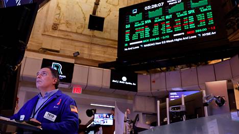 Osakkeiden välittäjä seurasivat perjantaina markkinoiden kehittymistä New Yorkin pörssissä.