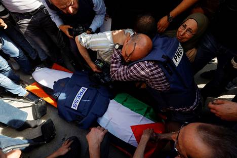 Shireen Abu Alekhin ruumis oli kääritty Palestiinan lippuun keskiviikkona 11. toukokuuta.