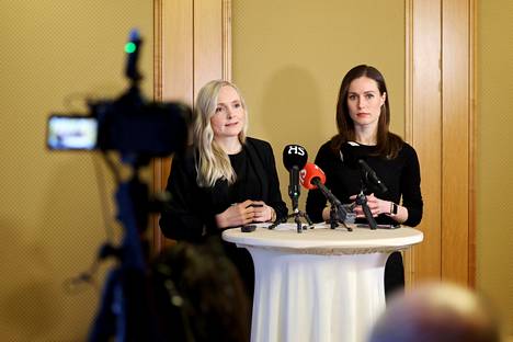 Pääministeri Sanna Marin ja ympäristöministeri Maria Ohisalo pitivät tiedotustilaisuuden suomalaiselle medialle Kiovassa.