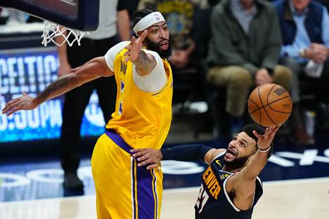 Los Angeles Lakersin Anthony Davis (vas.) yritti estellä Denver Nuggetsin Jamal Murrayn korintekoa joukkueiden toisessa kohtaamisessa.
