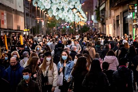 Ihmisiä kerääntyi Barcelonan suositulle ostoskadulle Portal de l'Àngelille Espanjassa 28. joulukuuta.