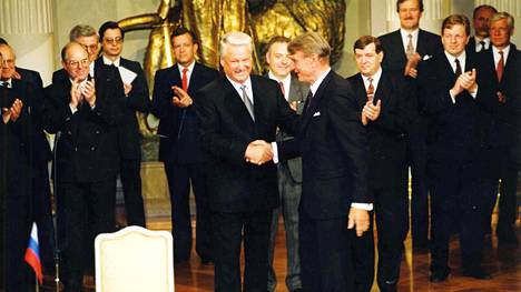 Venäjän presidentti Boris Jeltsin (vas.) ja Suomen presidentti Mauno Koivisto tapasivat Helsingissä heinäkuussa 1992. Koiviston taustalla oikealla puolen ulkoministeri Paavo Väyränen.