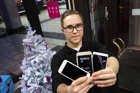 Helsingissä Dna:n Kaivopihan myymälässä suosituimpia malleja ovat Apple iPhone 6, Samsung Galaxy J5 ja Huawei Honor 7, kertoo liikkeessä työskentelevä Miro Markkanen.