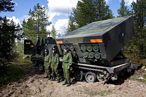Raskas raketinheitin M270 MLR sotaharjoituksissa Rovajärvellä vuonna 2012.