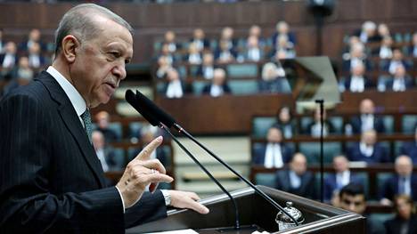 Turkin presidentti Recep Tayyip Erdoğan puhui johtamansa AK-valtapuolueen edustajille parlamentissa 1. maaliskuuta.