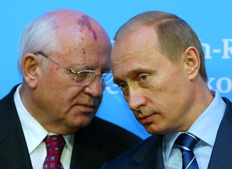 Mihail Gorbatšov ja Venäjän presidentiksi noussut Vladimir Putin yhteiskuvassa vuonna 2004.