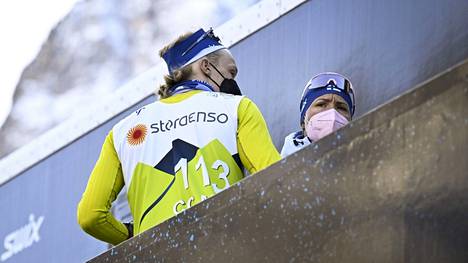 Pettynyt Kerttu Niskanen keskusteli epäonnistuneen kilpailun jälkeen veljensä Iivo Niskasen kanssa.