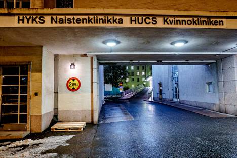 Tyttövauva kuoli Helsingin Naistenklinikalla: lääkäri ja kätilö saivat  syytteet - Kaupunki 