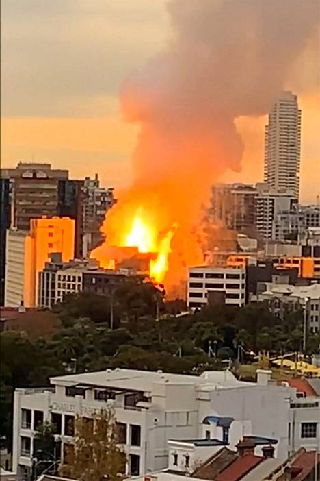 Kuvakaappaus Facebookissa julkaistulta videolta, jossa näkyy palava kerrostalo Sydneyn keskustassa.