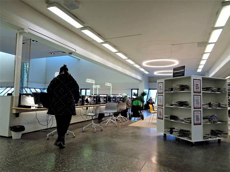 Kirjastojen työskentelytilat vetävät opiskelijoita ja etätyöntekijöitä nykyään ympäri vuoden. Kuva on otettu Tikkurilan kirjastosta.