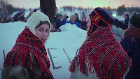 Anna joen virrata -elokuvan pääroolissa nähdään saamelainen näyttelijä, muusikko ja ympäristöaktivisti Ella Marie Hætta Isaksen.