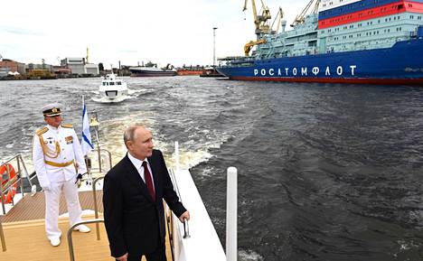 Presidentti Vladimir Putin seurasi uuden troolarin vihkitilaisuutta Pietarissa heinäkuussa 2021. Venäjän valtio rahoittaa kalastusalan uudistamista ja taistelua pakotteita vastaan. 