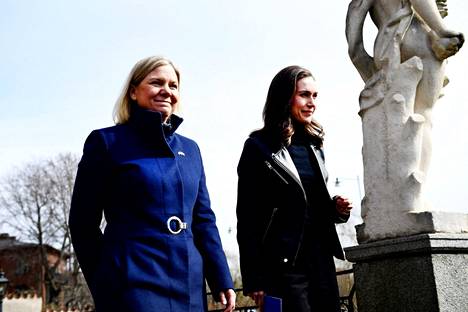 Suomi ja Ruotsi saattavat hakea Naton jäsenyyttä samanaikaisesti. Kuvassa Ruotsin pääministeri Magdalena Andersson Suomen pääministeri Sanna Marinin kanssa 13. huhtikuuta.