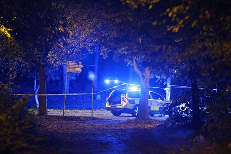 Poliisiauto Södertäljessä ampumistapauksen jälkeen lauantai-iltana.
