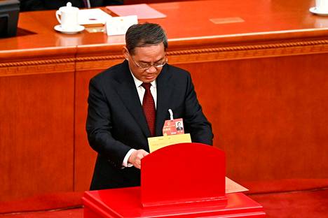 Li Qiang äänesti kansankongressin istunnossa lauantaina Pekingissä.