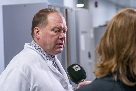 Lapin sairaanhoitopiirin ja Länsipohjan keskussairaalan infektiotautien ylilääkäri Markku Broas haluaisi laajentaa neljänsien koronavirusrokotteiden antamista. Broas haastattelussa tammikuussa 2020.