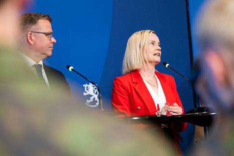 Kokoomuksen puheenjohtaja, hallitustunnustelija Petteri Orpo piti tiedotustilaisuuden tiistaina Säätytalolla. Oikealla perussuomalaisten puheenjohtaja Riikka Purra. 