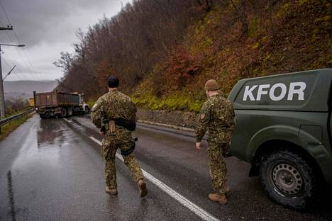 Nato-johtoiset rauhanturvajoukot tutkivat sunnuntaina serbien barrikadia Kosovossa. 
