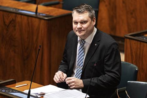 Mikko Savola uusi eduskuntapaikkansa vuonna 2019 noin 5 700 äänellä, yhtenä Vaasan vaalipiirin neljästä keskustalaisesta kansanedustajasta. 
