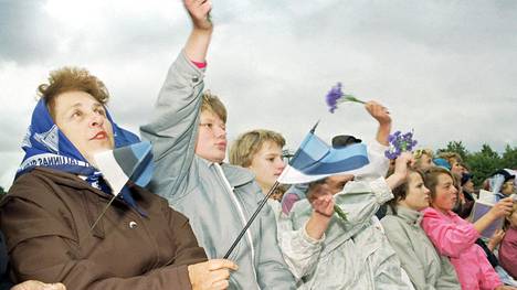 Virolaiset juhlivat itsenäisyyttä Tallinnan laululavalla syyskuussa 1991.