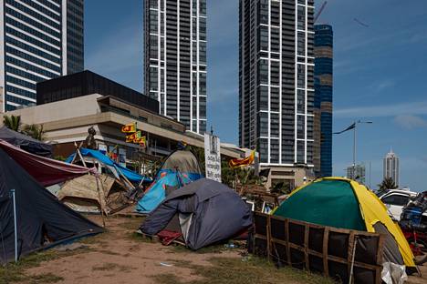 Mielenosoittajat ovat rakentaneet telttakylän entisen parlamenttitalon läheisyyteen.